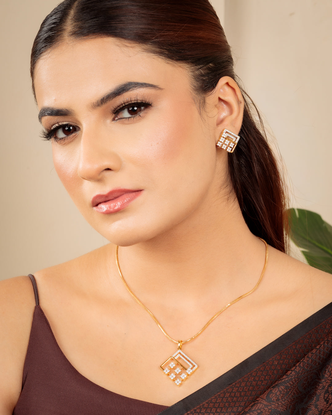 Airaa AD Gold Diamond Pendant Set